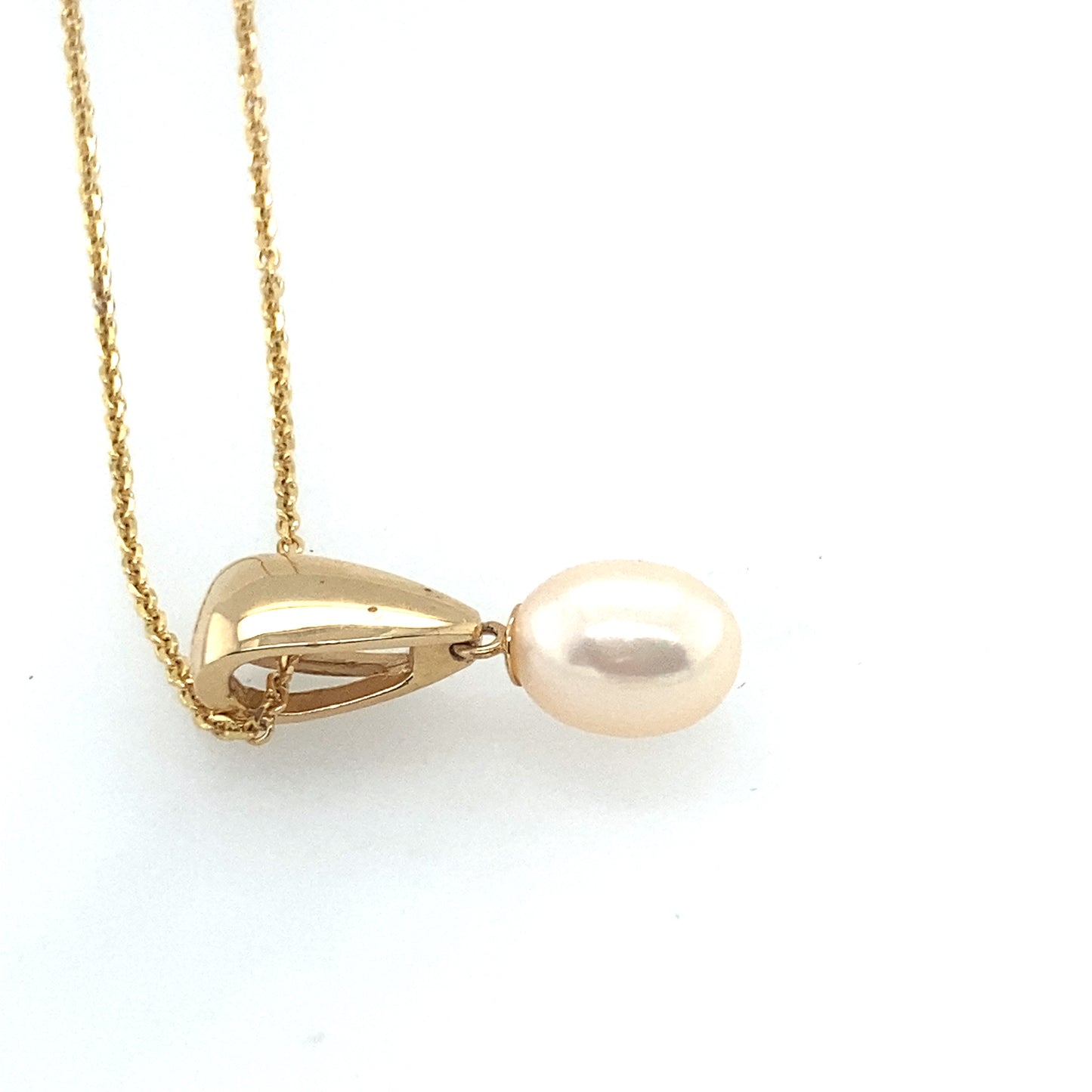 14k yellow fold fresh water 14mm pearl pendant with 14k yellow gold 20 inch chain.