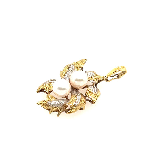 14K Yellow and white gold brooch decorated with 2 pieces Fresh water pearl.