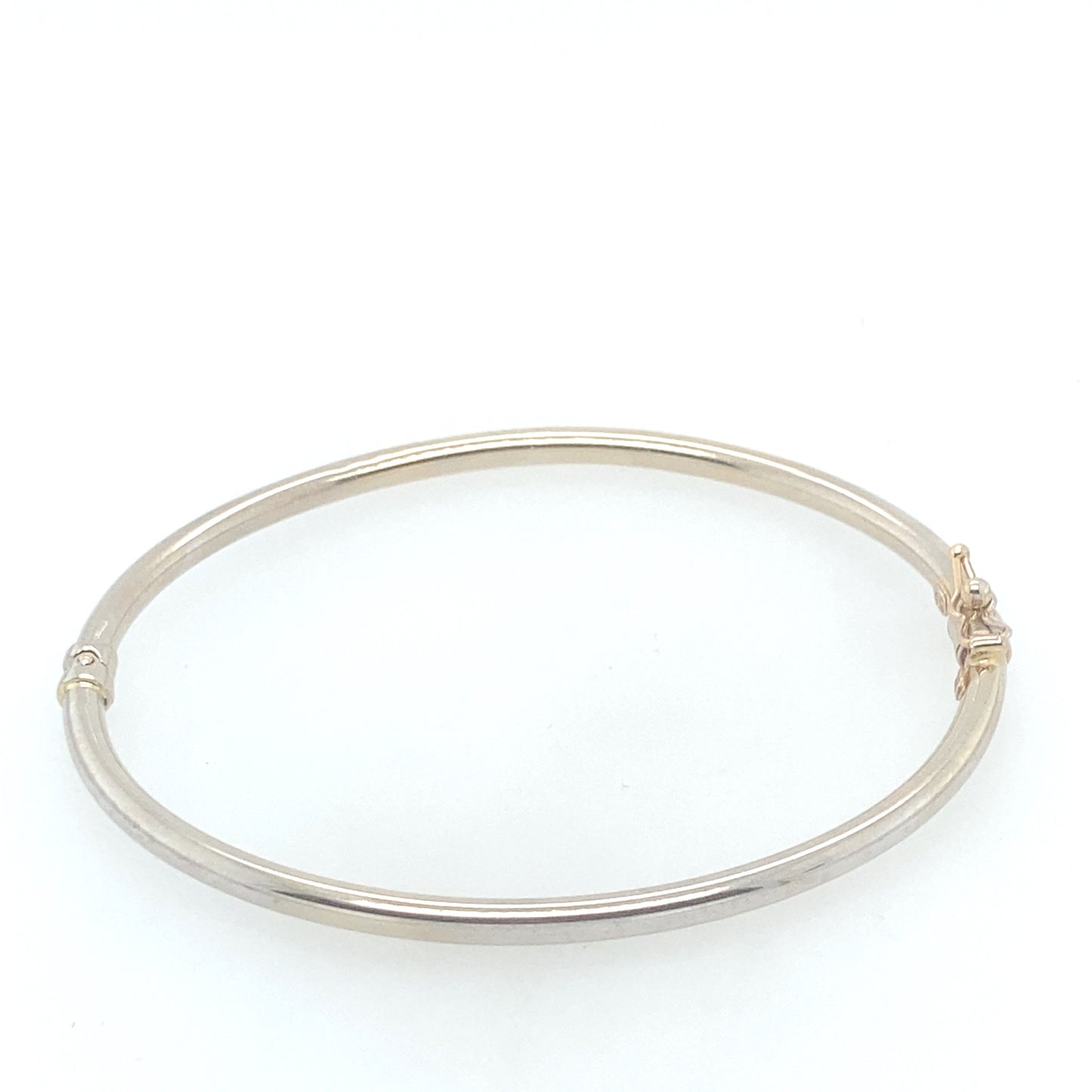 14k white gold bangle bracelet. The bracelet shape is oval. Casual piece you can wear everyday.
